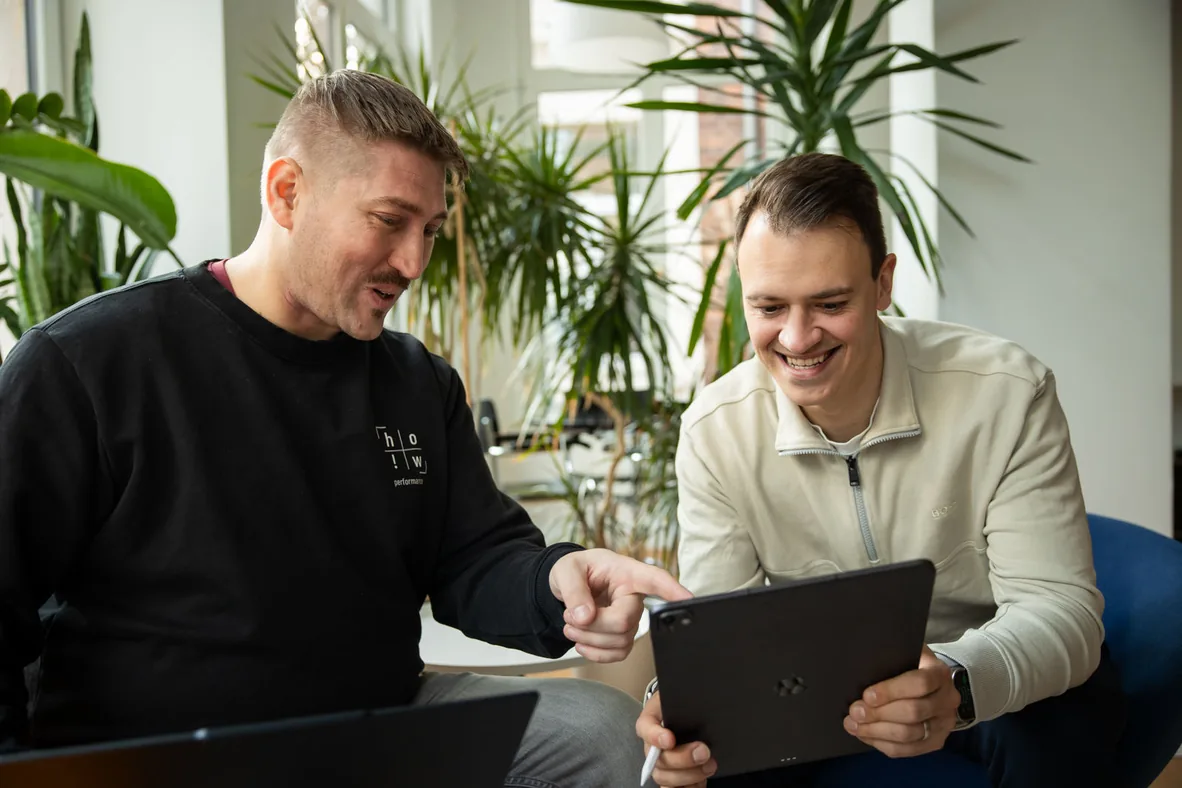 Dennis Hoffmann und Sascha Wegner analysieren gemeinsam Kampagnendaten