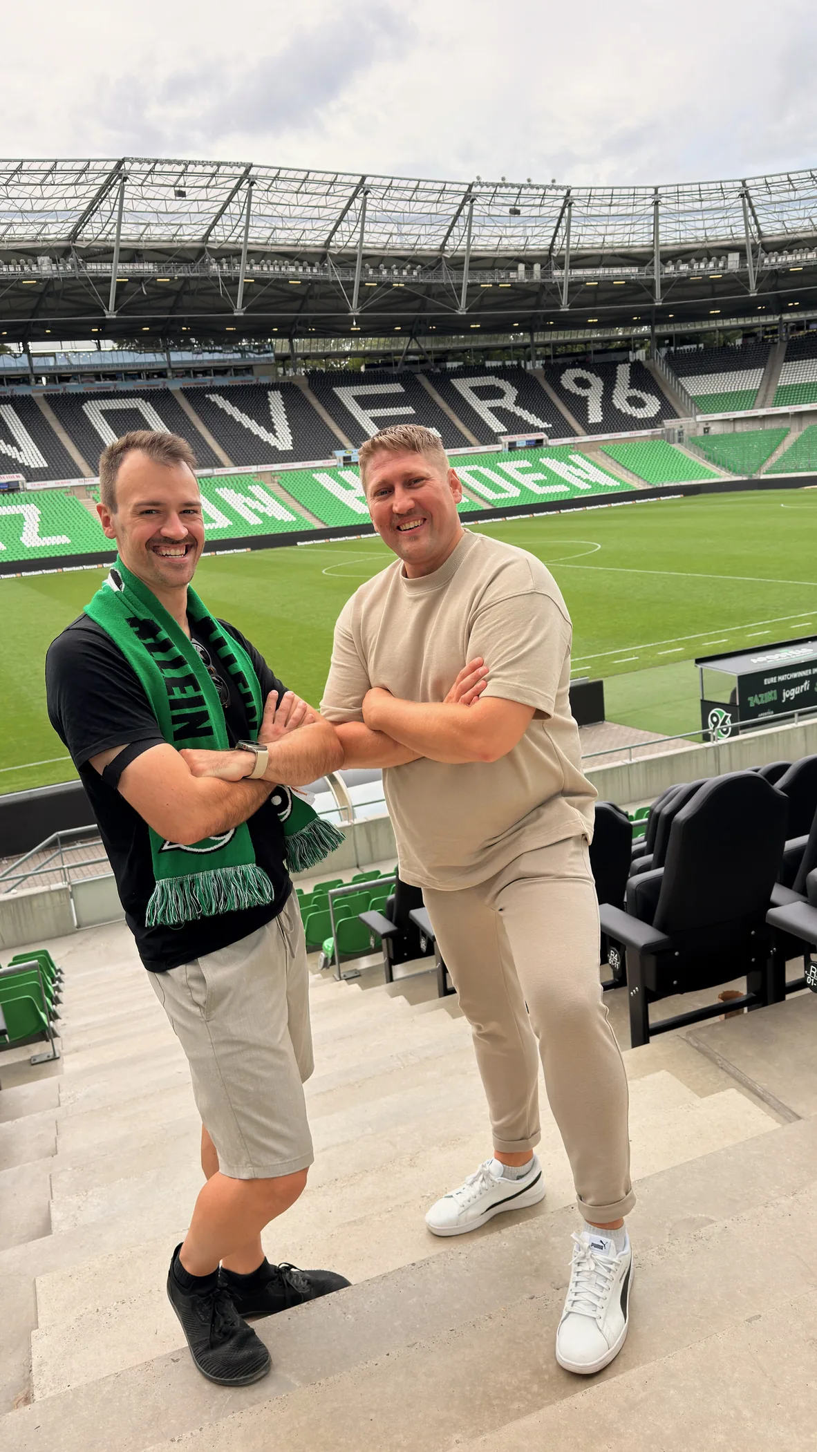 Sascha Wegner und Dennis Hoffmann auf der Tribüne der Heinz von Heiden Arena bei Hannover 96
