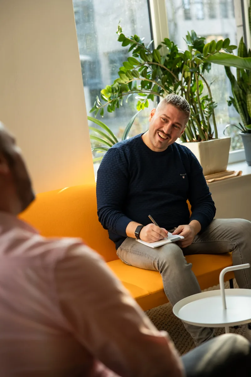 Sascha Wegner am Schreibtisch im how performance Büro